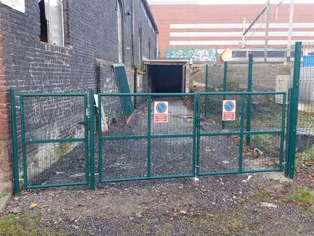 entrepôt de stockage avec parking extérieur privé