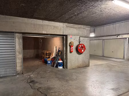 location parking 12.5 m² à les milles (13290)  126 €