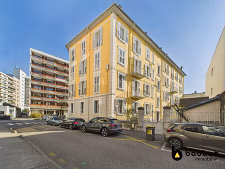 chambéry - spacieux t5 dans bel immeuble 1910