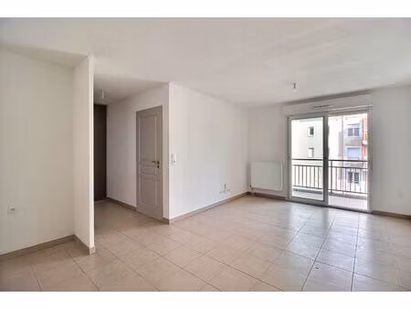 appartement t2 de 41.03 m² avec balcon et parking - face au golf de juvignac