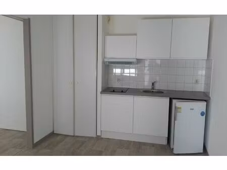 location appartement  m² t-2 à la rochelle  486 €