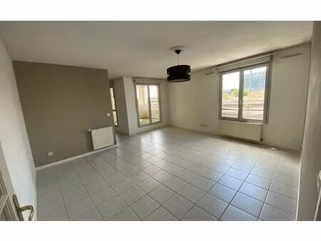 location appartement  m² t-3 à lyon 8  969 €