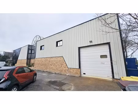 local d'activité 140m2 - entrepôt + bureaux - fibre optique - climatisation - parkings pri