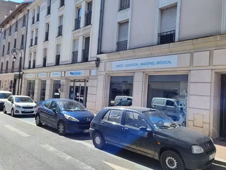 centre ville - tres bel emplacement - grande facade.