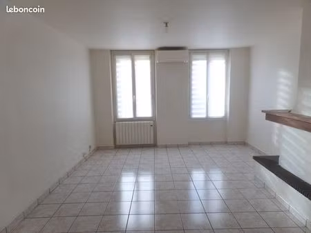 rieumes centre ville proche de toutes les commodités appartement trois pièces à louer