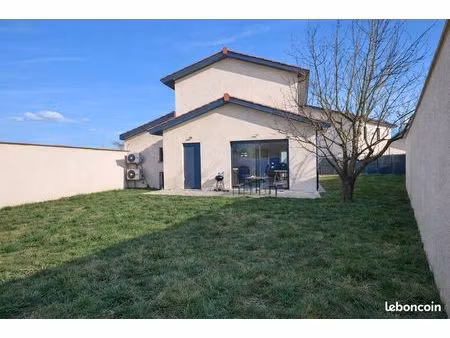 maison récente avec suite parentale  grand séjour  jardin clos et garage. cadre calme et v