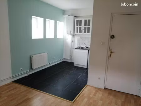 dans résidence fermée  2 pièces bon état