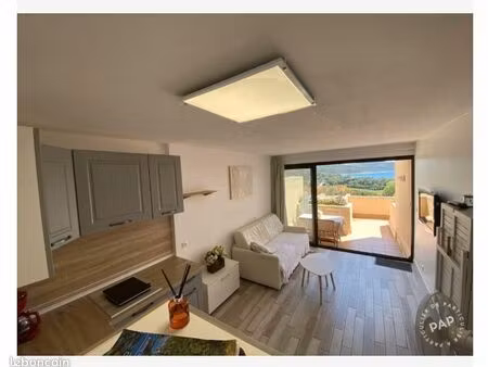 location t2 à l'année vue mer