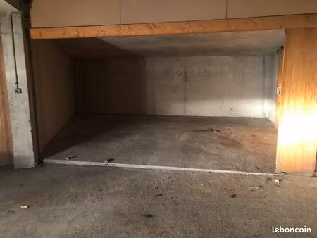 loué au braden à quimper un garage double 150e/mois libre 1 février