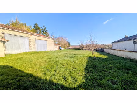 anciens bâtiments et petite maison à renover sur un terrain avec vue exceptionnelle
