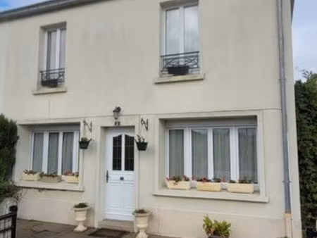 maison avec beau terrain de 648m2