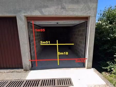 box 13m² dans une résidence fermée  largeur: 2 51m - profondeur: 5 18m