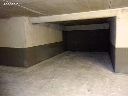 parking securise 2 mn gare nimes