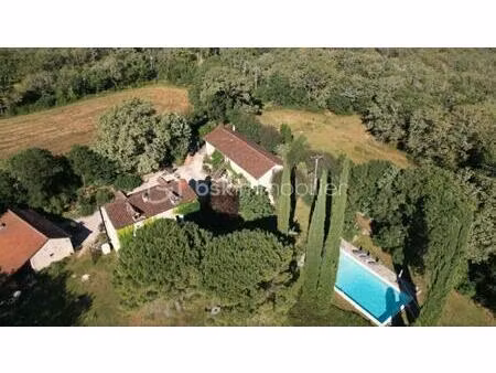 corps de ferme de 474 m² à berganty