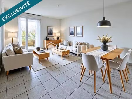 appartement t2 avec un spacieux balcon et une place de parking privative