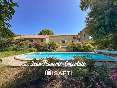 maison familiale en pierre rénovée avec piscine