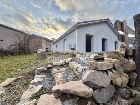 maison de plain-pied de 90 m2  terrain clos de 1000 m2  3 chambres  garage  construction d