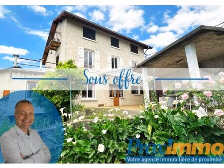 une maison en pierre de 95 m² à rénover entièrement sur 886 m² de terrain.