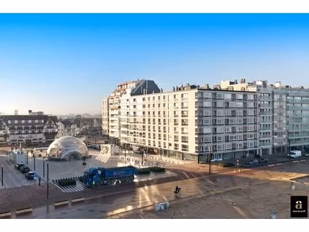 brede  afgesloten garagebox onder het albertplein (het zoute)