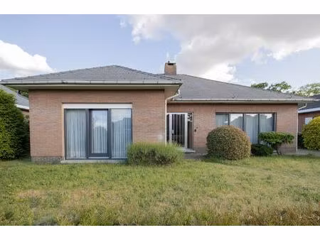 gerenoveerde gelijkvloerswoning met 2 tot 3 slaapkamers op 760 m²