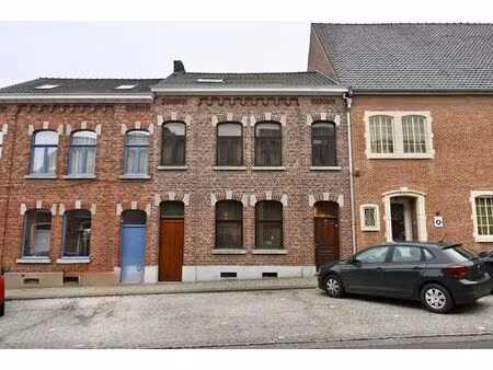 ruime stadswoning met tuin in het centrum van landen.