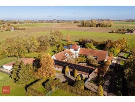 zeer rustig gelegen vierkantshoeve met vergunde volumes