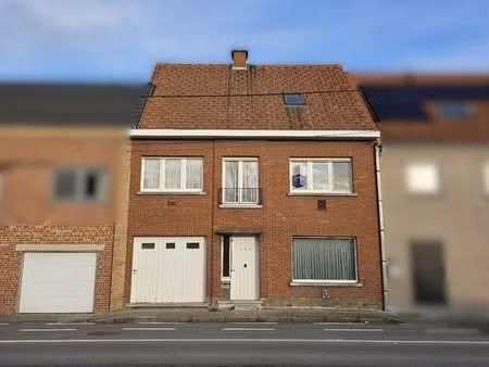 sterke woning in beton met 3 garages  landelijke verzichten in hulste.