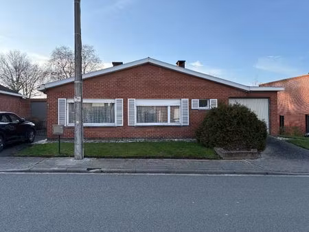 gelijkvloerse woning op 537 m² met oprit  garage en 5 kamers