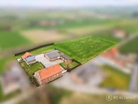 zéér ruime rustig gelegen villa met bijgebouwen op 8.292m²