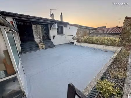 ? appartement t4 rénové – 100 m² avec terrasse de 43 m² – vic-le-comte centre