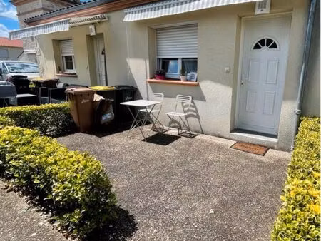 maisonnette type studio avec extérieur et stationnement