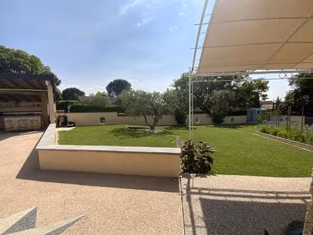 villa plain pied sur 1000 m2 de terrain avec piscine.