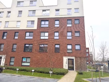 instapklaar ben-appartement met zonnig terras en zicht op de leie