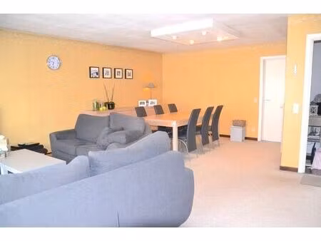 appartement met 2 slaapkamers en garage.