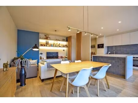 gerenoveerd en gemeubeld 2-slaapkamerappartement gelegen in de winkelstraat van nieuwpoort