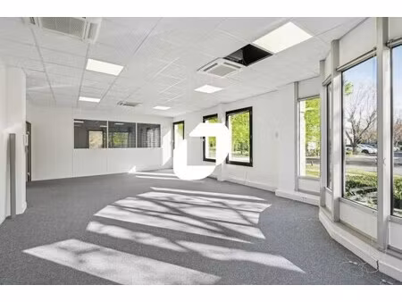 a vendre  au pied du rer c et du tram t1