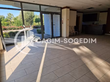 à vendre : local polyvalent au coeur des trois frontières