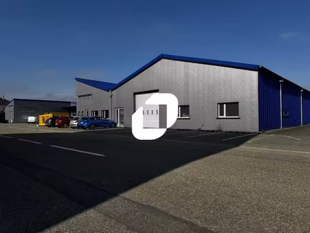 a louer  ideal pour show room avec stockage