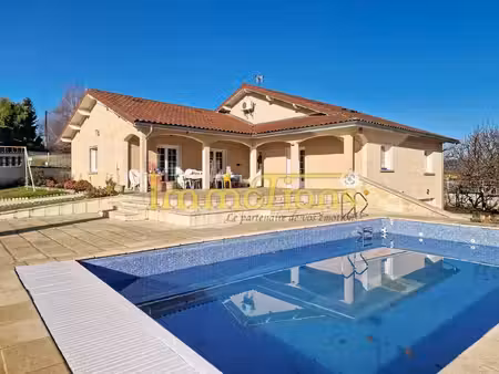 spacieuse maison familiale avec piscine et grand terrain