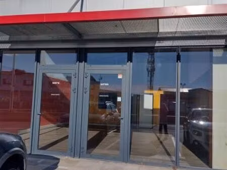 location local commercial 82m2 perpignan 66000 - 1000 € - surface privée