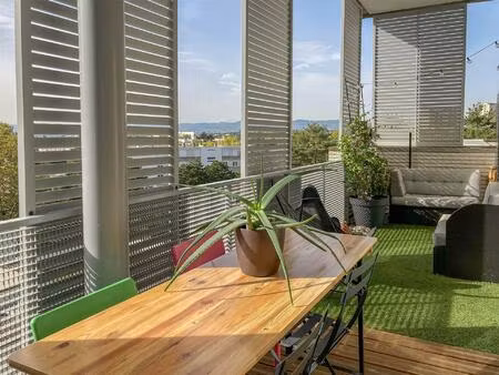 très bel appartement t4 au dernier étage avec balcon et vue dégagée