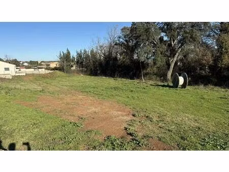 terrain plat de 854 m² viabilisé