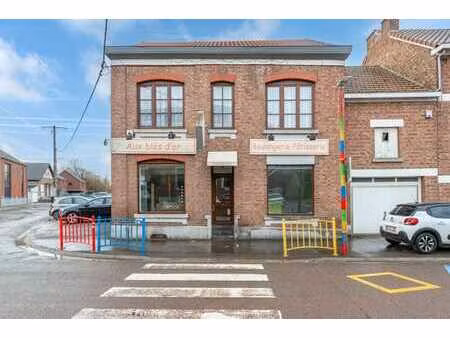 ensemble immobilier : commerce  maison et garages