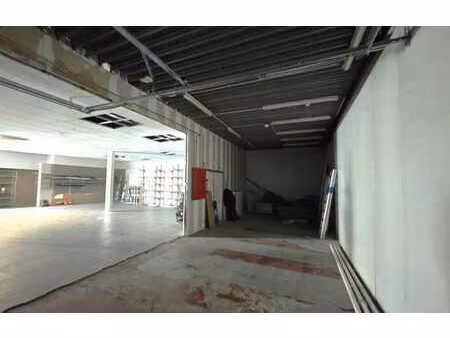 espace de stockage/atelier avec porte d'accès indépendante