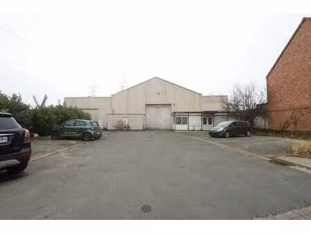entrepôt de ± 1.750 m² avec parking de 250 m²