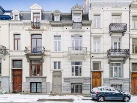 quartier européen  ravissante maison  +/- 1 are 65 sud