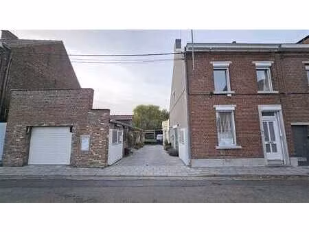 ensemble immobilier de 3 logements  un garage et annexes