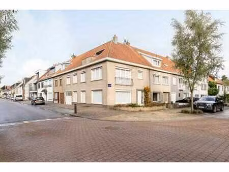 maison de coin à rénover avec beaucoup de potentiel