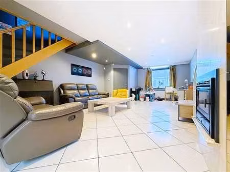 spacieuse habitation située à evregnies avec grand parking e