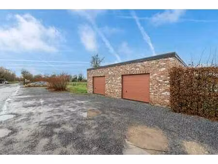 ensemble de deux garages avec terrain